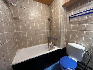 ein Badezimmer mit einem WC und einer Badewanne in der Unterkunft Studio Les Menuires, 1 pièce, 2 personnes - FR-1-452-264 in Les Menuires