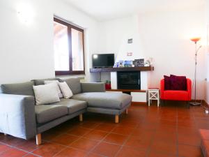 sala de estar con sofá y silla roja en LAKEVIEW RETRAIT, en Varenna
