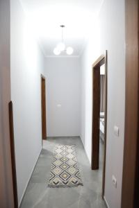 un corridoio vuoto con una porta e un tappeto di DEAL Castle View Rooms a Krujë (Kruja)