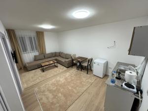 Arasta Apartments في إسكوبية: غرفة معيشة مع أريكة وطاولة