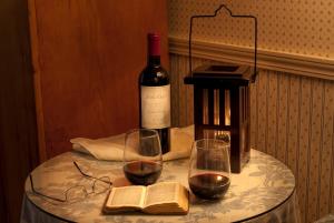 una mesa con una botella de vino y dos copas en Eagle Harbor Inn, en Ephraim