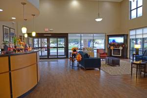 a lobby with a bar and a living room at Comfort Suites Salem-Roanoke I-81 in Salem