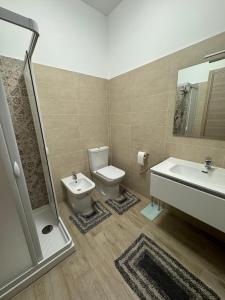 賈雷的住宿－Casabella，浴室配有卫生间、盥洗盆和浴缸。
