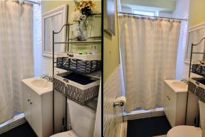 2 fotos de un baño con aseo y lavabo en King Bed, Private Entrance, Gym, and free water!, en Yonkers