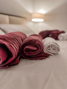 Menetaí的住宿－Harmony Heights apartment，床上堆的毛巾