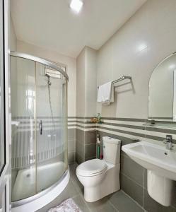 La salle de bains est pourvue de toilettes, d'une douche et d'un lavabo. dans l'établissement EMERALD APARTMENTS, à Hô-Chi-Minh-Ville