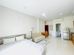 une chambre avec un lit et un salon dans l'établissement EMERALD APARTMENTS, à Hô-Chi-Minh-Ville 27 autres photos