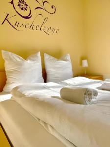 מיטה או מיטות בחדר ב-RAHA - Historischer Charme direkt am Domplatz