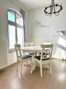 エアフルトにあるRAHA - Historischer Charme direkt am Domplatzの白いダイニングルーム(白いテーブルと椅子付)