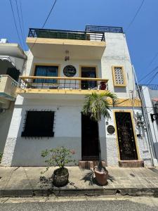 ein weißes Gebäude mit Balkon darüber in der Unterkunft El Conde De Atrini in Santo Domingo