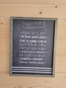 a chalk board with a sign on a wall at Chalet 9 personnes, piscine, terrasse in Saint-Maurice-sur-Moselle