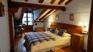 a bedroom with a bed and a desk in a room at Posada la Trebede in Perrozo