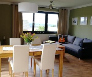 Posezení v ubytování Ferienwohnung "Haus am Weifberg" Hinterhermsdorf