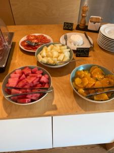 stół z trzema miskami owoców i warzyw w obiekcie Colmeal Countryside Hotel w mieście Figueira de Castelo Rodrigo