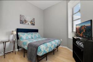 - une chambre avec un lit et une télévision à écran plat dans l'établissement Spacious 3 BR Apartment Close to Downtown, à Chicago