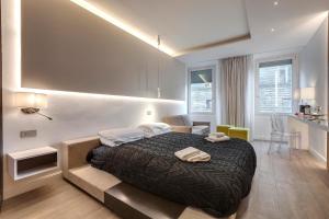 sypialnia z łóżkiem z dwoma ręcznikami w obiekcie Apartment Suite Piazza Signoria we Florencji