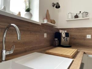una cucina con un piano di lavoro con una macchina per il caffè di Un air de campagne a Châtenois Altre 16 foto