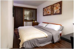 - une chambre avec un lit et une photo sur le mur dans l'établissement Cervino View - 3 minuti a piedi dalle piste da scii - Parcheggio gratuito, à Breuil-Cervinia
