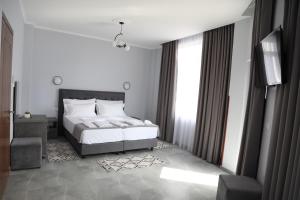 1 dormitorio con cama y ventana grande en DEAL Castle View Rooms en Krujë