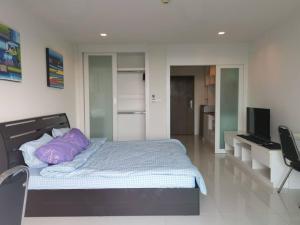 Dormitorio con cama con almohada morada en Entired 1 Bedroom Seaview Condo@Cape Panwa Beach, en Ban Ao Makham