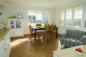 eine Küche und ein Esszimmer mit einem Tisch und Stühlen in der Unterkunft Ferienhaus Prerow in Prerow