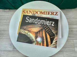 uma revista em cima de uma mesa em Apartament Sobolewski em Sandomierz