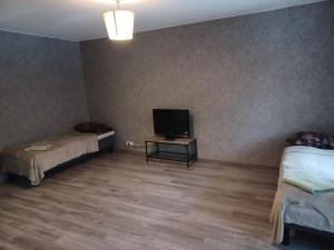ラハティにあるLyberty apartment Myllymäki 5/22のベッド2台、薄型テレビが備わる客室です。