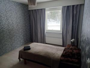 ラハティにあるLyberty apartment Myllymäki 5/22のベッドルーム(ベッド1台、窓付)