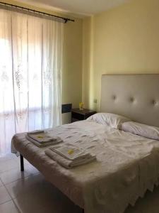 ein Schlafzimmer mit einem großen Bett mit Handtüchern darauf in der Unterkunft 2 bedrooms apartement with city view furnished balcony and wifi at Siena in Siena