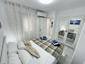 uma sala de estar branca com um sofá branco num quarto em Edificio Gloria em Los Cristianos