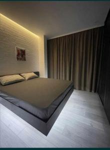 苏托莫雷Beach Pearl的房间里有一张大床的卧室