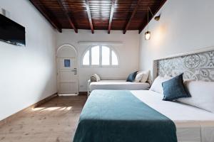 een hotelkamer met 2 bedden en een bank bij Habitat Village in Higuerote