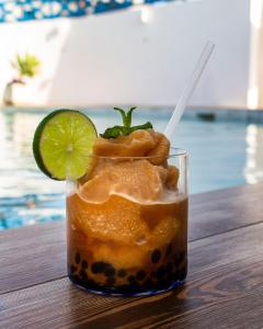 een drankje zittend op een tafel naast een zwembad bij Habitat Village in Higuerote