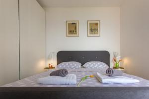 ein Schlafzimmer mit einem Bett mit Handtüchern darauf in der Unterkunft STAR of the SEA in Jesenice