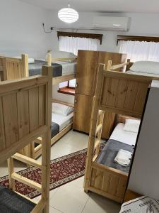 grupa łóżek piętrowych w pokoju w obiekcie Cico Hostel &private room w Gjirokastrze