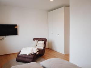 sala de estar con sofá y silla en Ehrenberg Apartments, en Reutte