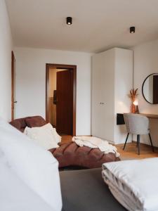 1 dormitorio con 2 camas y escritorio. en Ehrenberg Apartments, en Reutte