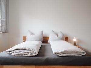 1 dormitorio con 2 almohadas en una cama en Ehrenberg Apartments, en Reutte
