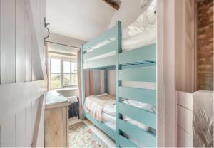 a bunk bed in a small room with a bedroom at Little Cottage Shipton in Shipton under Wychwood