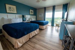 Habitación de hotel con 2 camas y TV en Ocean Villa Inn, en San Diego