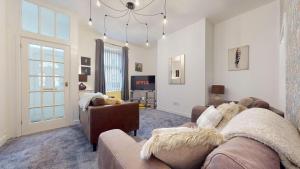 a living room with two couches and a couch at Modernised 3-bedroom Blackburn townhouse sleeps 6 in Rishton