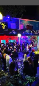 una multitud de personas sentadas alrededor de un escenario en un concierto en Rosa dos Ventos Hostel en Boicucanga