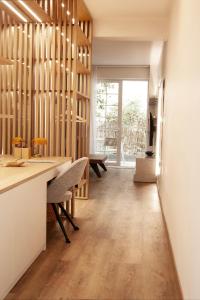 Una cocina con encimera y una mesa con bancos. en Aelia Luxury Properties - Executive Apartment, en Atenas