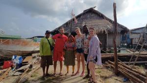 een groep mensen die voor een schuur staan bij Private Traditional Hut on the water with 2 rooms in Wichubualá