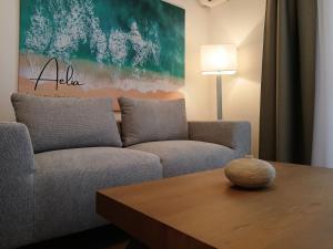 Una sala de estar con un sofá y una mesa de café. en Aelia Luxury Properties - Executive Apartment, en Atenas 8 fotos más