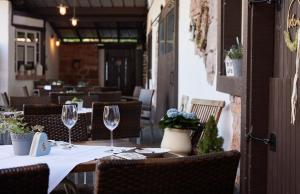 ein Restaurant mit Tischen und Stühlen mit Weingläsern in der Unterkunft Gasthaus Blume in Willstätt