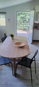 uma mesa de madeira num quarto com duas cadeiras à volta em Cosy Garden Studio em Messini