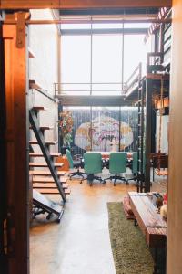 Habitación con sillas, mesa y mural en New York Loft & Japanese Magic by V4SKIN en Bangkok