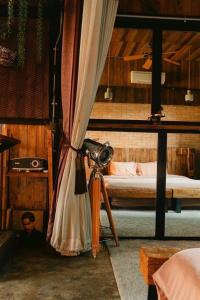 una macchina fotografica su un treppiede in una camera con un letto di New York Loft & Japanese Magic by V4SKIN a Bangkok