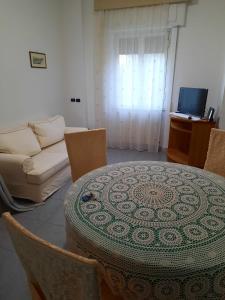 - un salon avec une table et un canapé dans l'établissement A' moglie del comandante, à Gaète